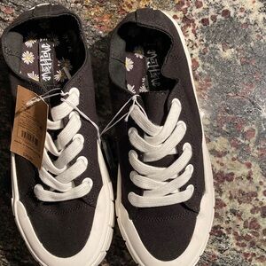 NEW Mad Love Women’s Fran Black and White Sneakers